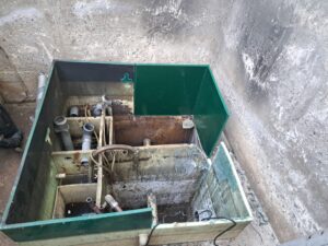 Ремонт горловины септика Юнилос Астра